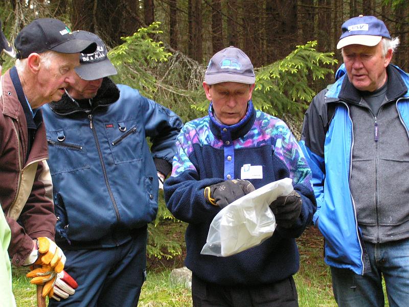 PICT0154.JPG - Arne Svensson (mitten)  berättar .